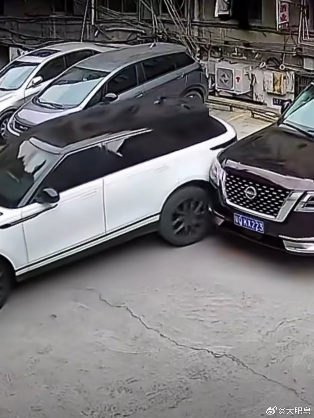 司机错把油门当刹车蹭途乐砸路虎 新手司机最容易犯的错误之一就是油门当刹车。尤其是