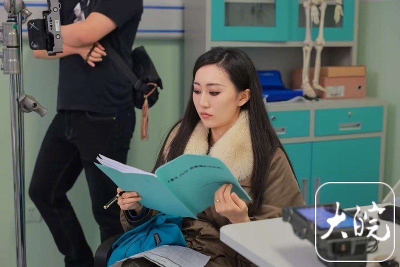 【】今年7月，大皖新闻报道了29岁硕士毕业女演员宇书田在餐厅当服务员，她还曾应聘