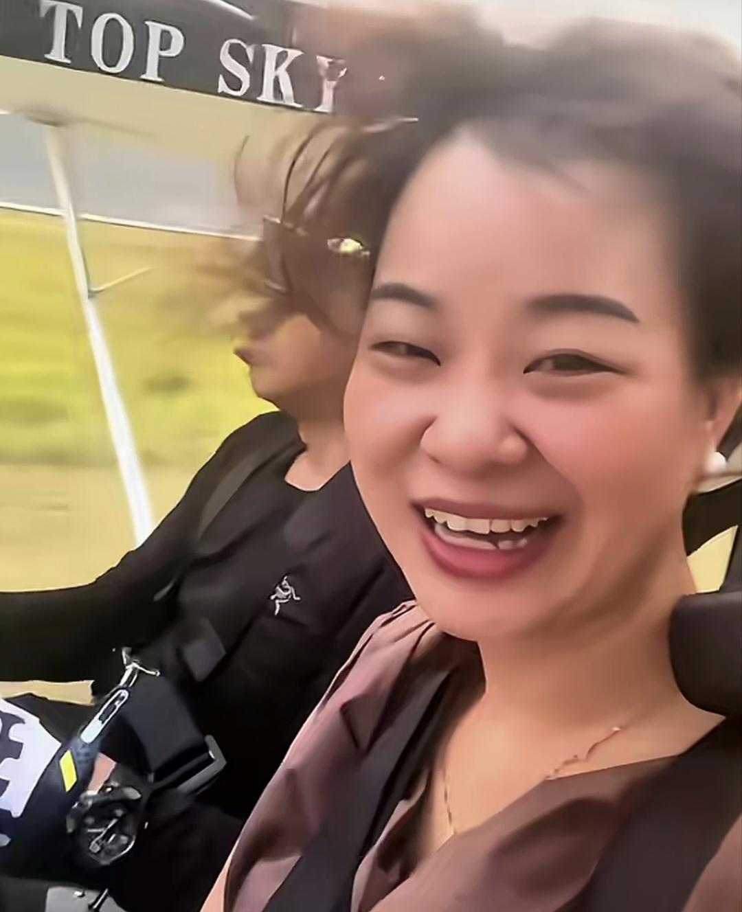 星姐坐上了牙哥开的飞机
高兴的像个孩子
这两个张雪生命中最重要的的人，也同样活出
