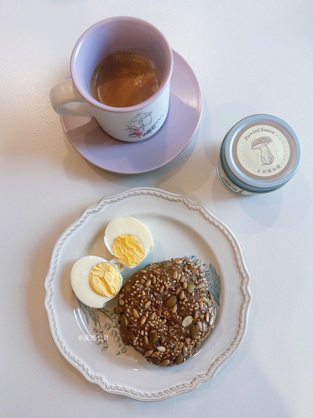 🍴一款抹酱让简餐变高级。今日早餐：德南黑麦谷物面包、大地物源🍄牛肝菌、煮鸡蛋