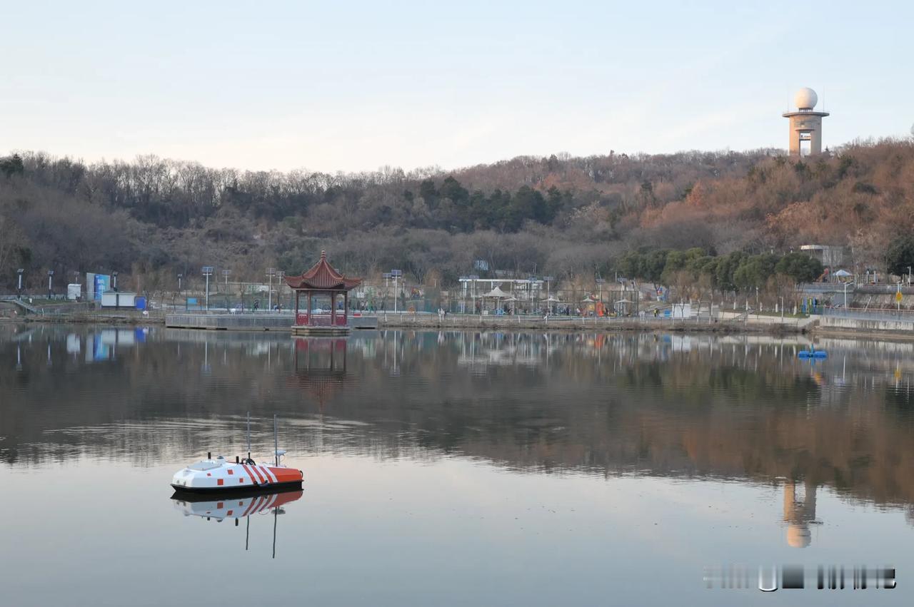分享一张你那里的清晨照片南京江北新区龙王山郊野公园湖水荡漾。分享一张你觉得最浪漫