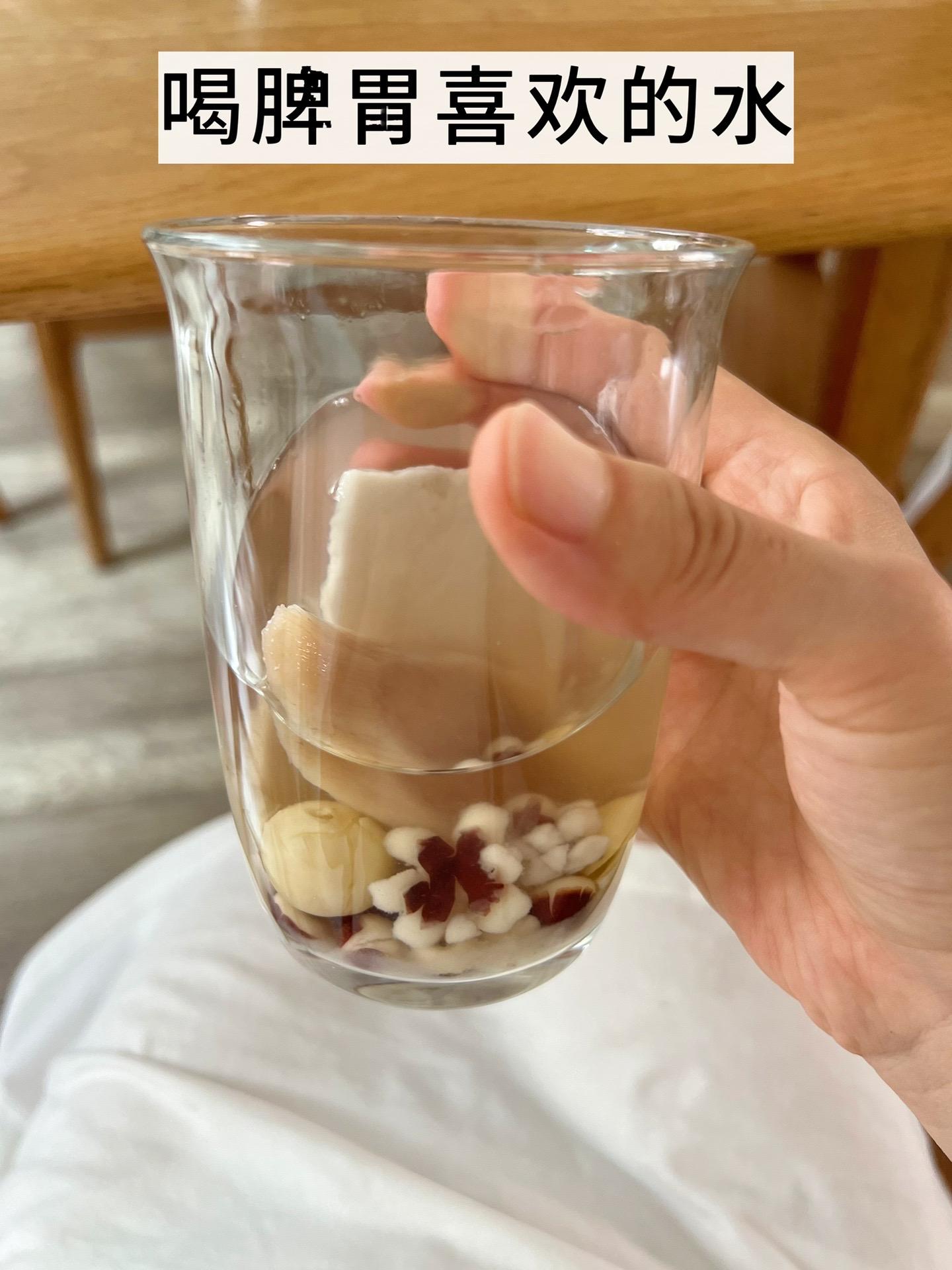 这真的是顶配版的四神汤了吧！！夏季莫贪凉， 多喝温水。  如果有条件...