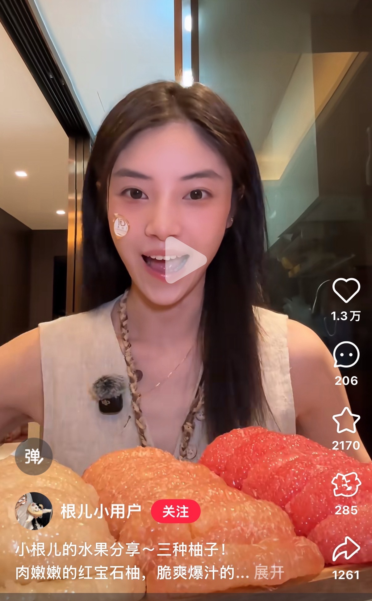 翡翠柚真的很好剥＾3＾脆甜，一股柠檬香叮咚就有卖，一个三十不到红宝石我一般[思考