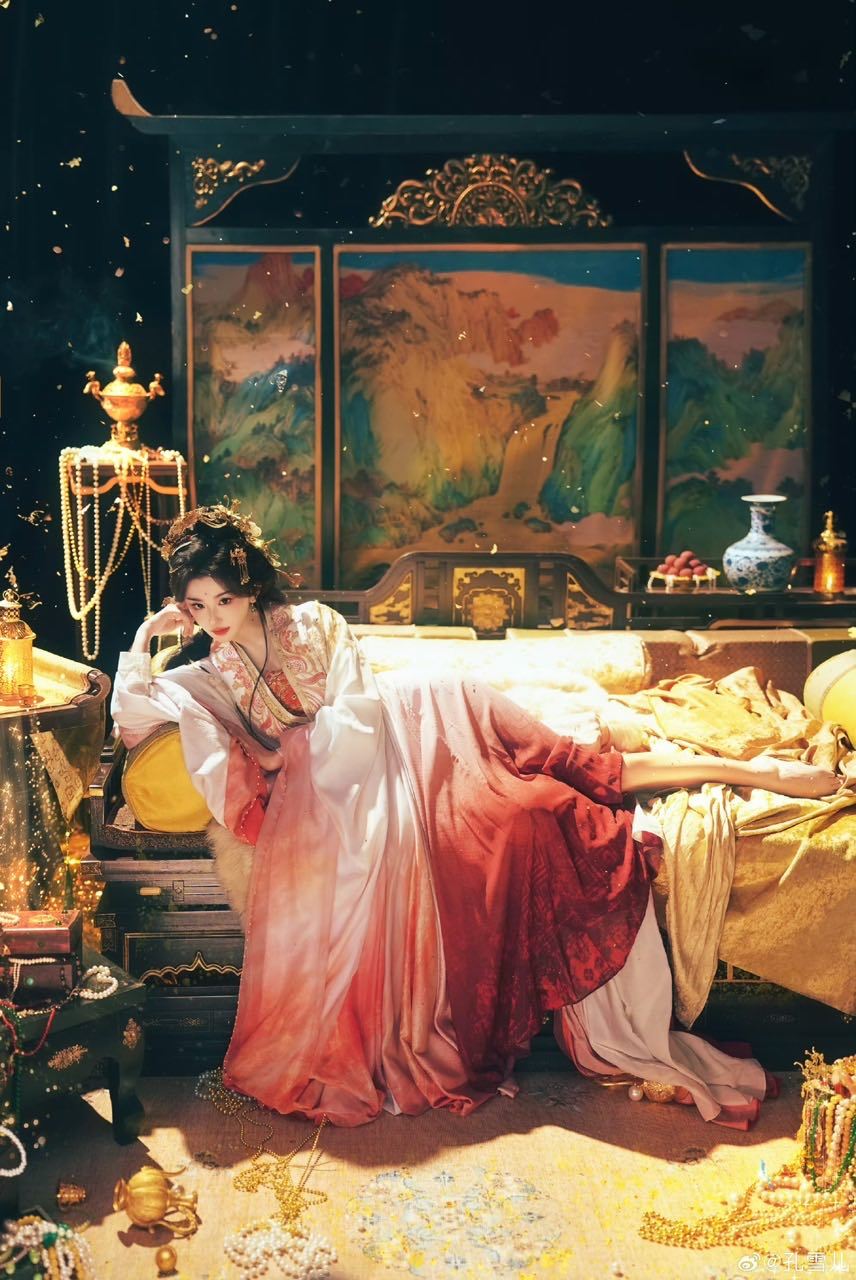 孔雪儿  孔雪儿公主醉酒纸醉金迷没有孔雪儿迷人 啊啊啊啊啊！！！ 孔雪儿这组照片