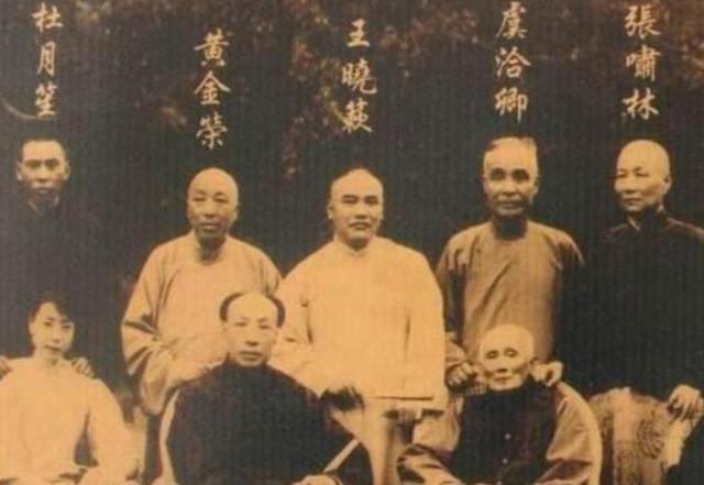 1931年，卢小嘉趁着夜黑风高，偷偷溜进了醇亲王的府邸。一进来，就一把抱住了王妃