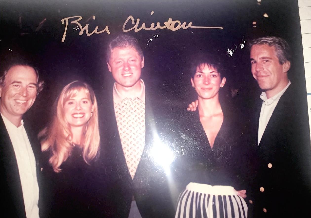 美国两党斗争陷入白热化，克林顿夫妇熬到最后一刻终于松口，还是同意就爱泼斯坦的烂摊