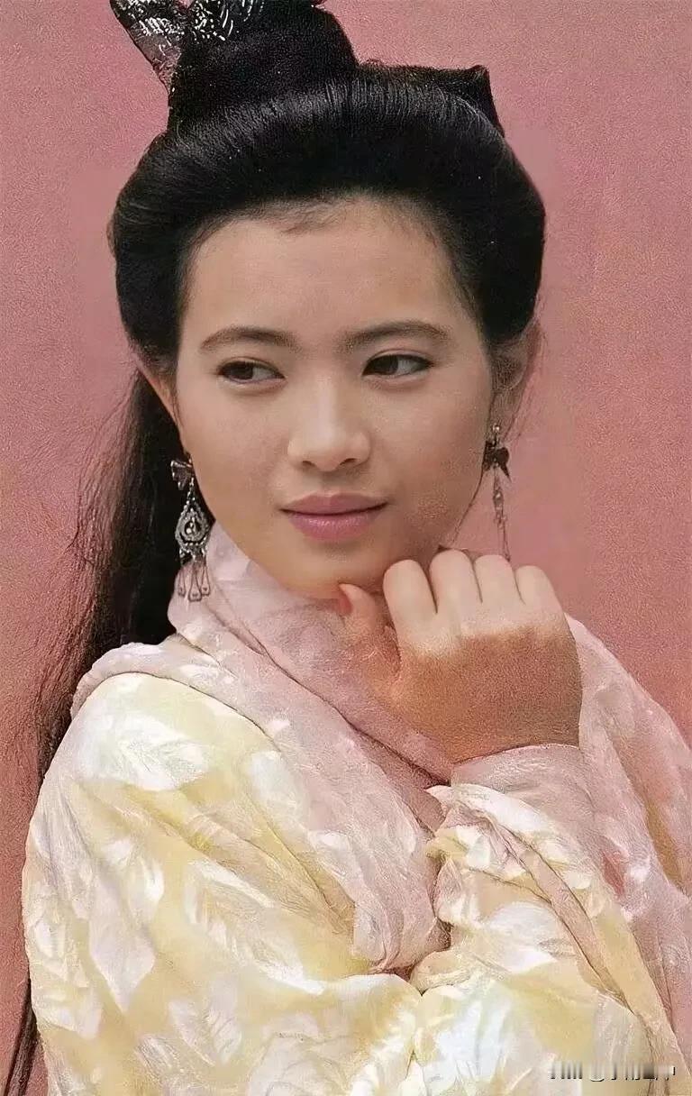 1989年《盖世豪侠》剧照
周星驰一段飞
罗慧娟一李珠
蓝洁瑛一雪雁
吴镇宇一段