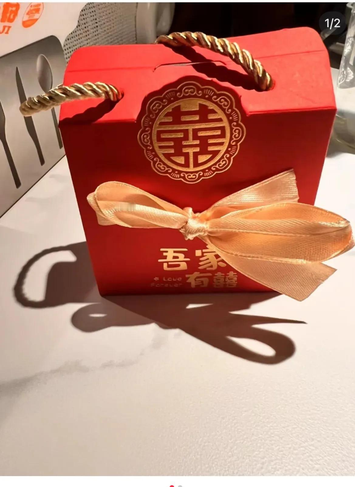麻六记送喜糖和冰粉，笑死！没人赞助就自己出喜糖引流，汪小菲是懂营销的！
流量这不