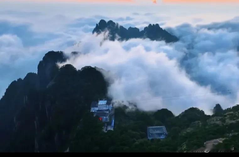 
奇松迎客，怪石嶙峋，
黄山以它独有的方式
欢迎着每一个远道而来的旅人。
