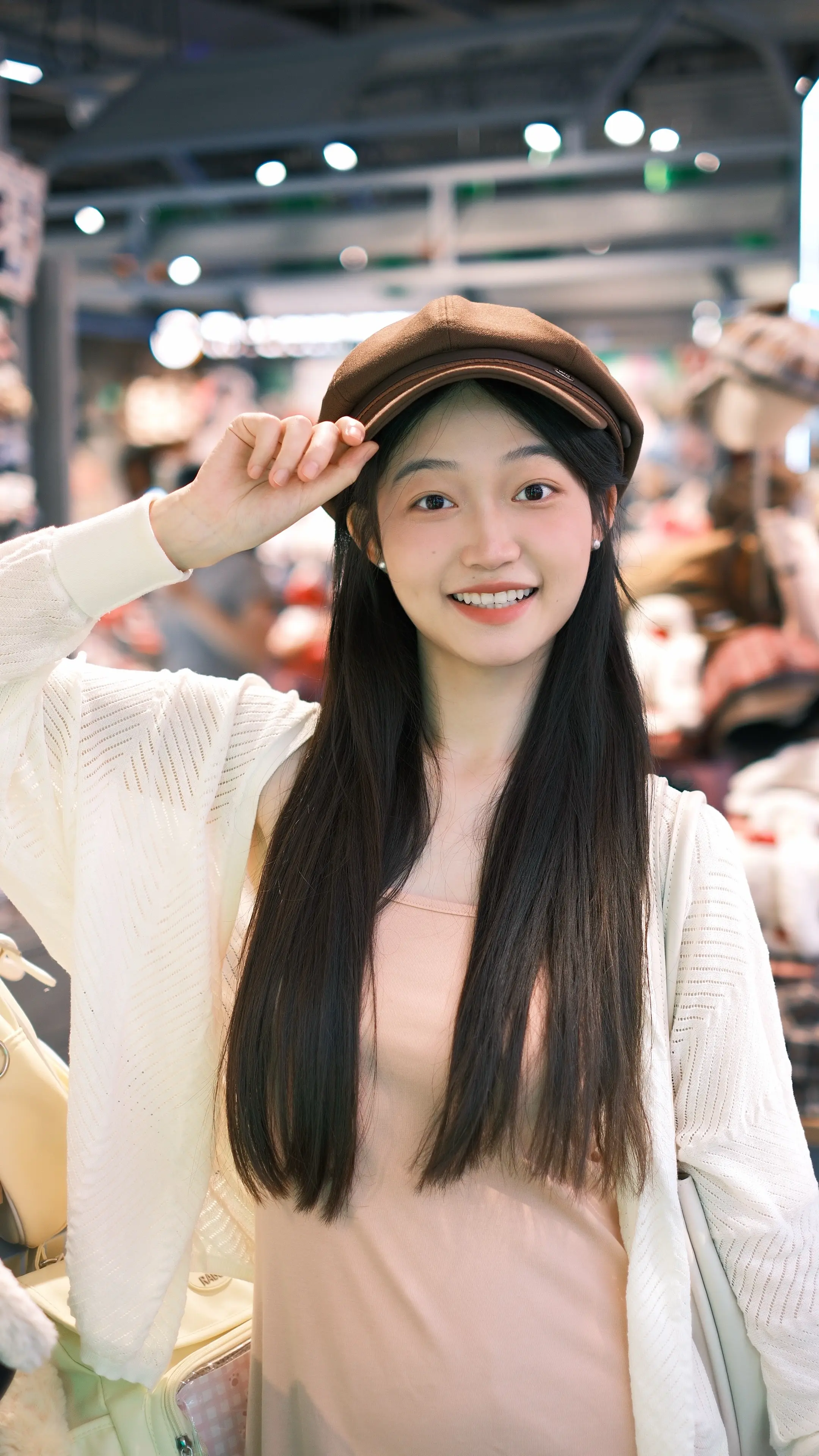 现在拍照得找角度藏点东西，不然总觉得没以前上镜了～