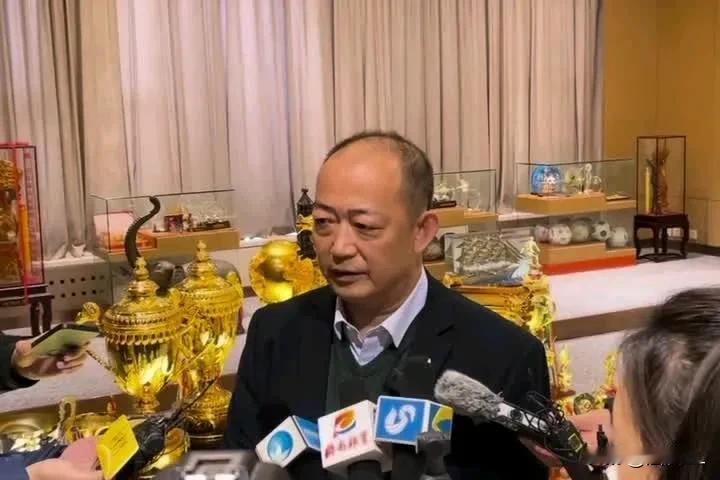 泰山队造成今日的局面究竟是谁的责任大？俱乐部管理层90％，崔康熙10%。
  管