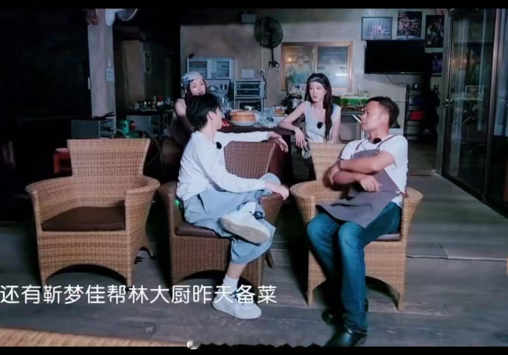 别人夸人会加“虽然……但是”，小凯不加。先肯定林大厨孟佳，再“雅琪这个礼品很用心