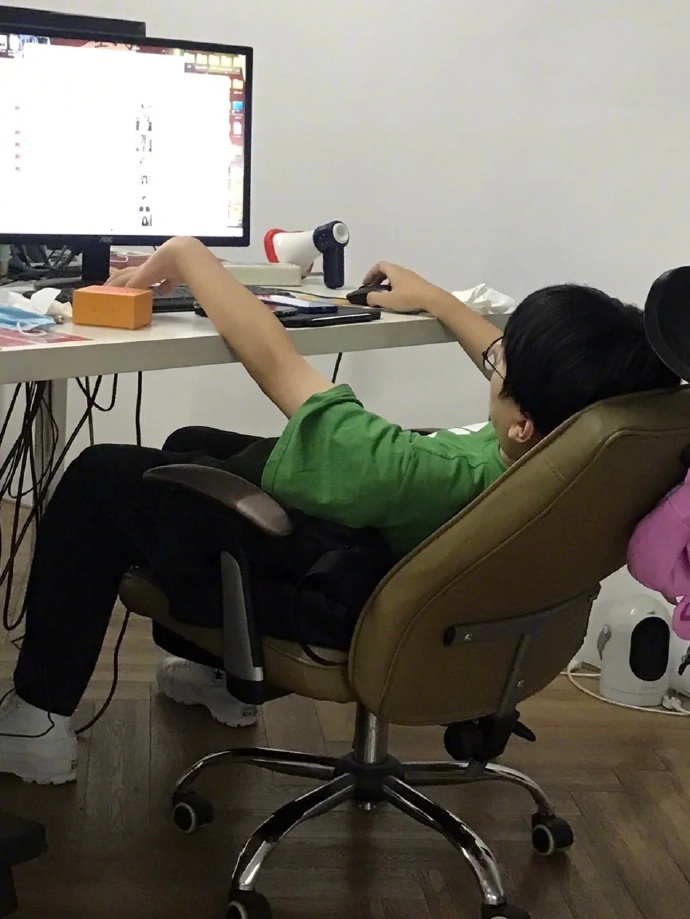 当代人上班时的坐姿有多松弛