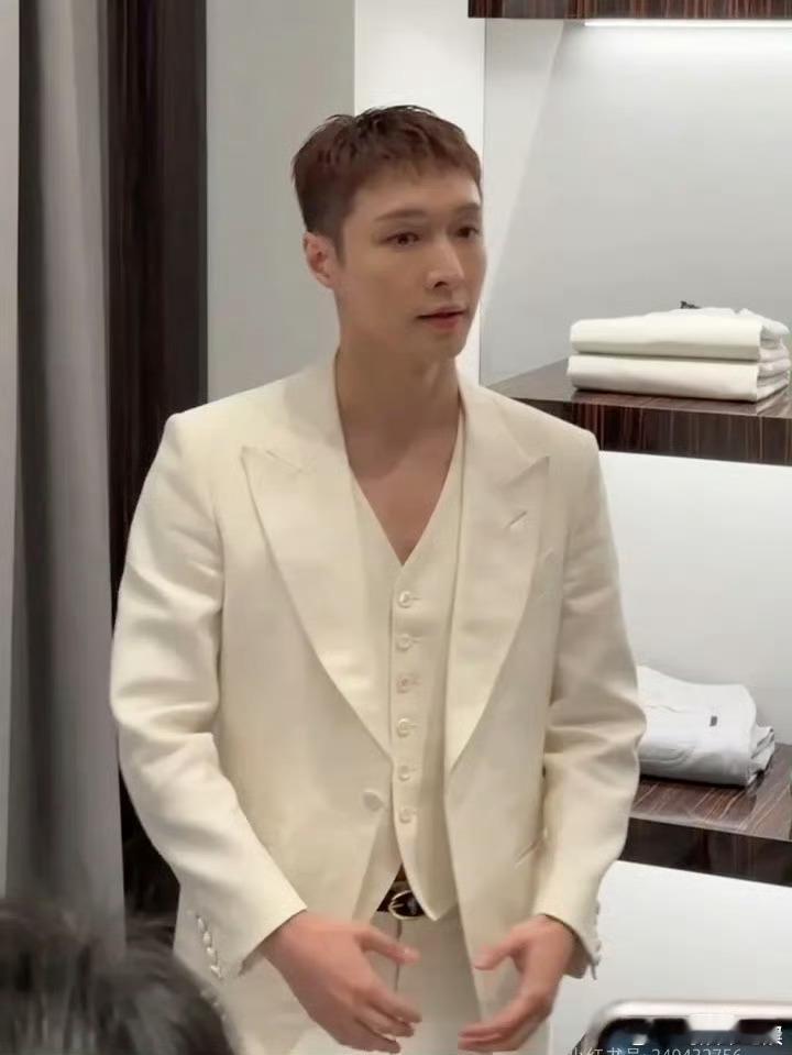 张艺兴活动生图，这个新短发造型如何？身材比例反正看起来很虐 ​​​