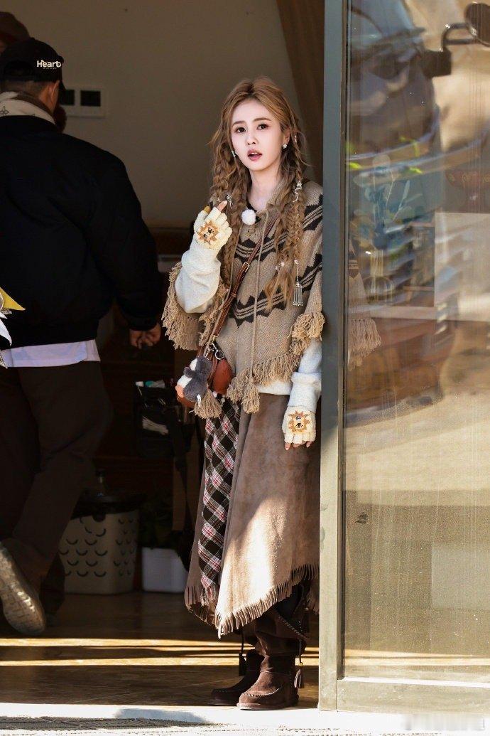 白鹿《》今日录制路透🈶 民族风服饰➕麻花辫的白鹿好美腻