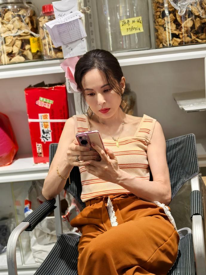 李若彤 我还有1年12天免费坐公交  心态年轻，永远活力四射！姑姑永远年轻漂亮 