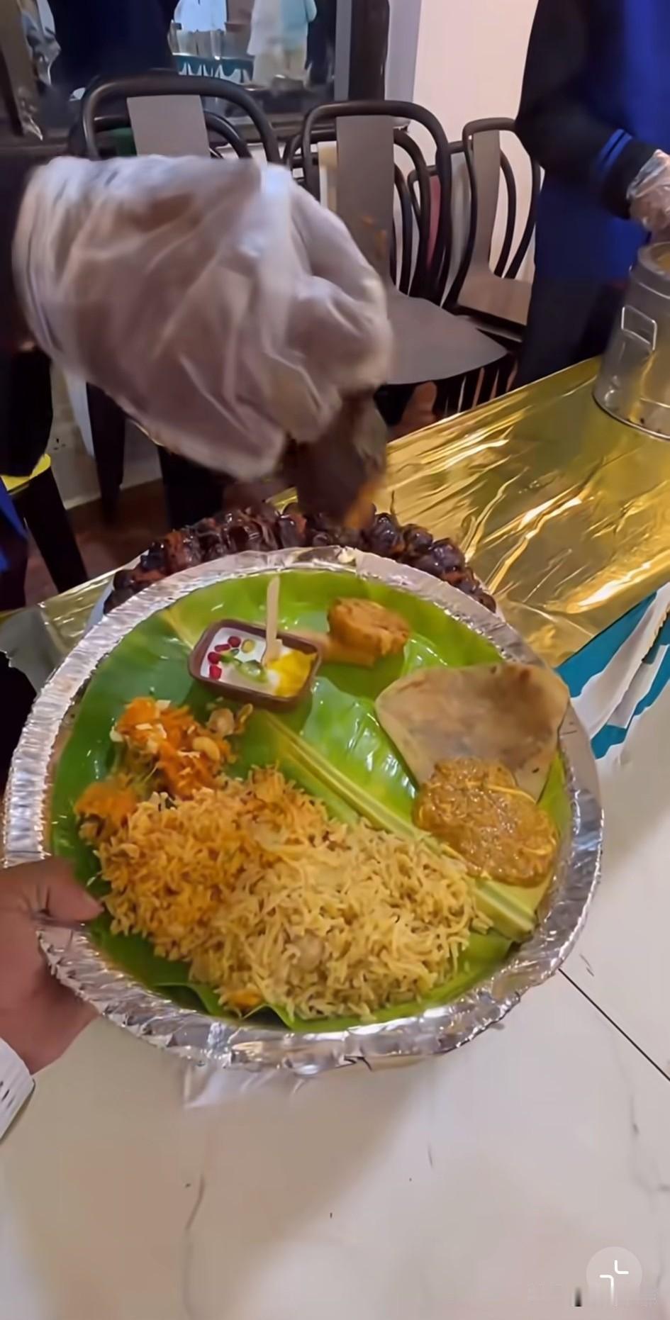 万万没想到连印度人也来嘲笑上海的校餐了，都说印度餐饮不卫生，
但是人家学校的校餐