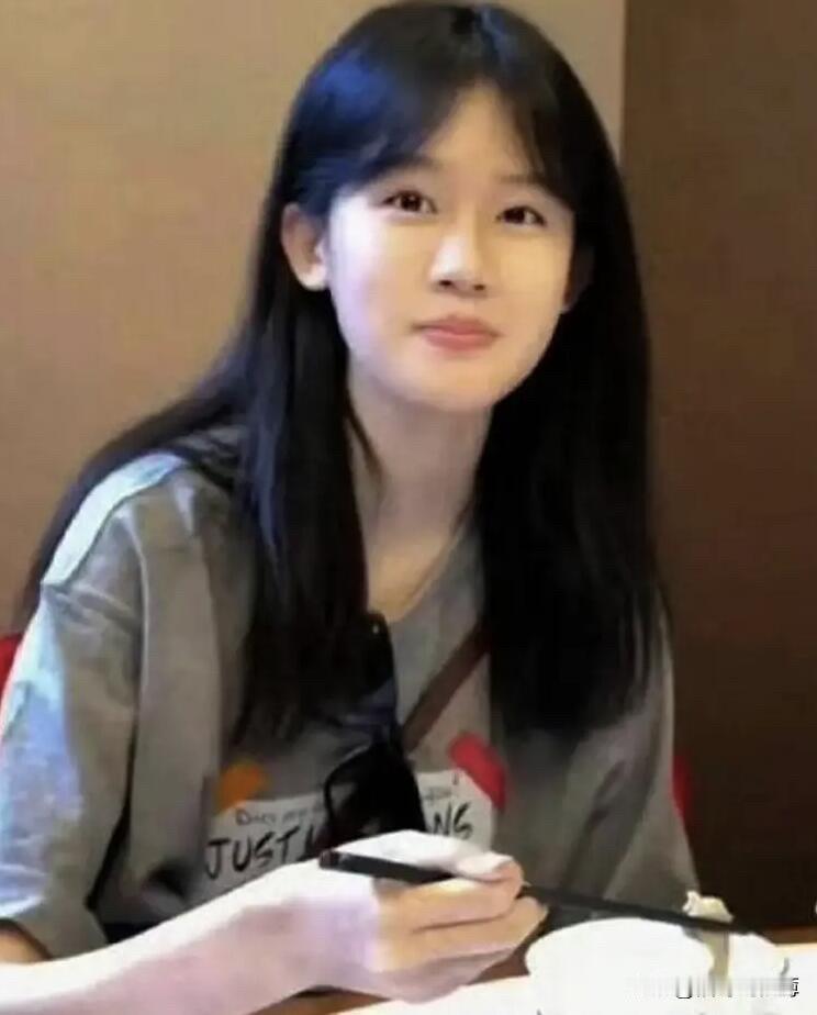 陆毅和鲍蕾的女儿也太像乔欣了吧[捂脸]小时候感觉贝儿只是可爱，长大后好漂亮啊。黑