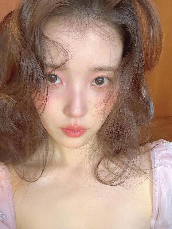 IU回应不再依赖姐姐算长大吗IU说粉丝在她眼里还是宝宝 被IU宠成胚胎了！网友问