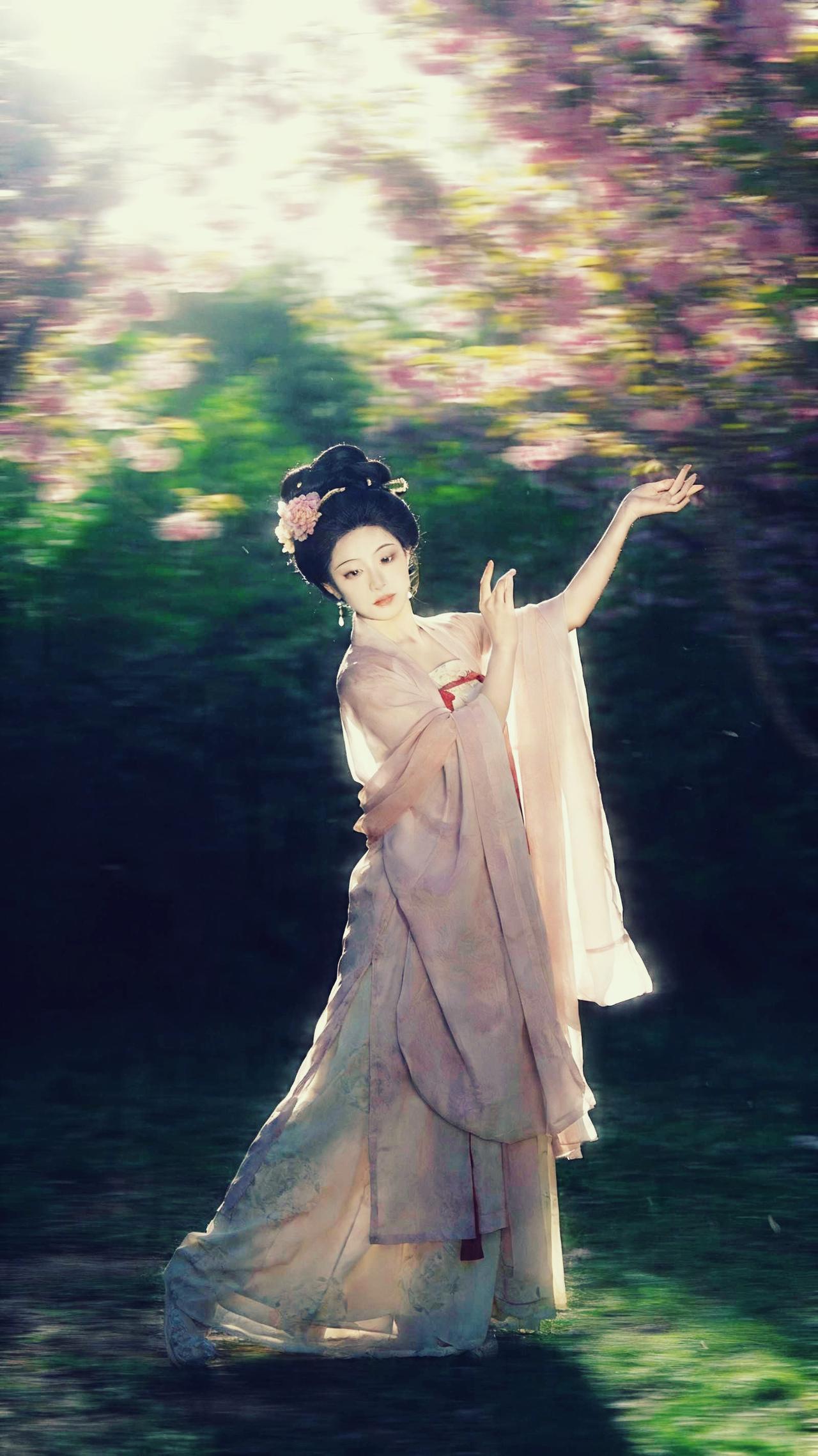 花下汉服女子，影动韵长。