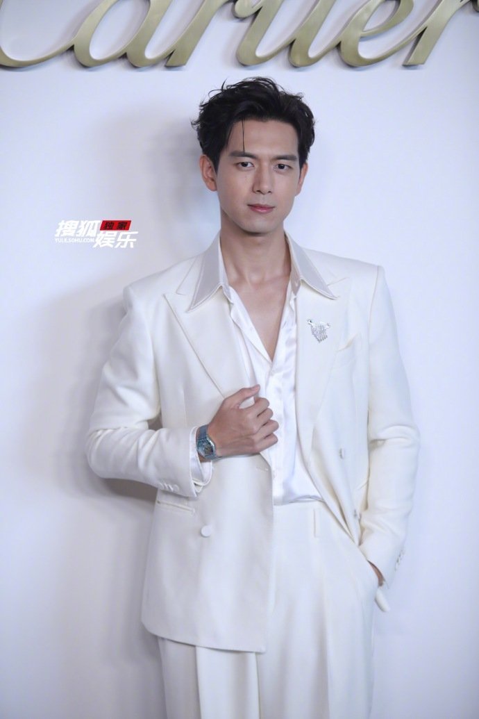 李现V领内搭白西装王子感李现大理活动李现V领内搭白西装王子感，李现大理活动，气质