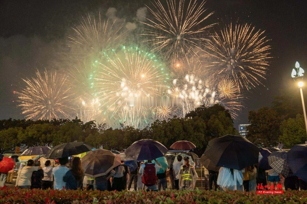 今晚福州花海公园烟火秀绚丽上演 璀璨焰火绽放夜空 