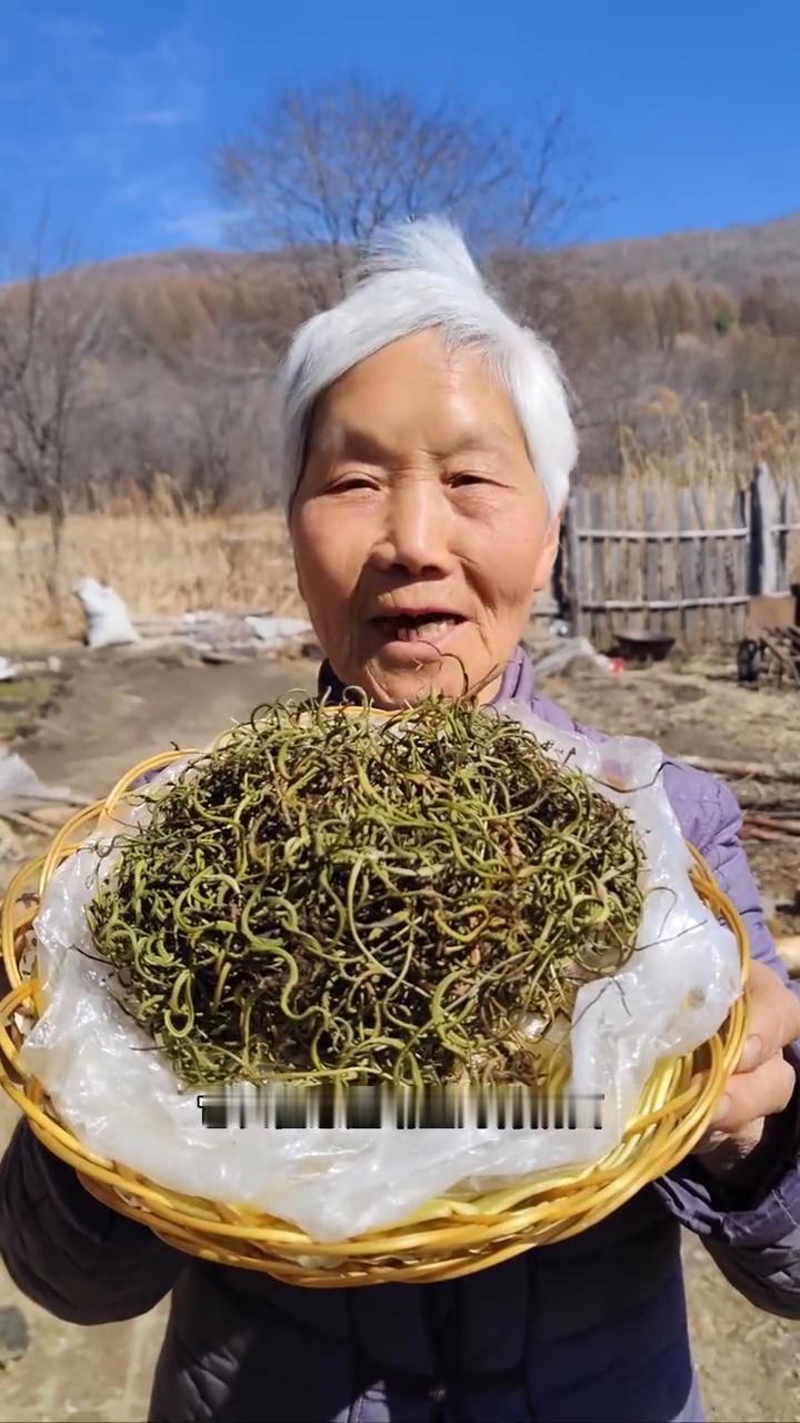 黑龙江原始大森林纯野生的肾精茶。
我家是小兴安岭的主脉，原始大森林。这是邻居家采