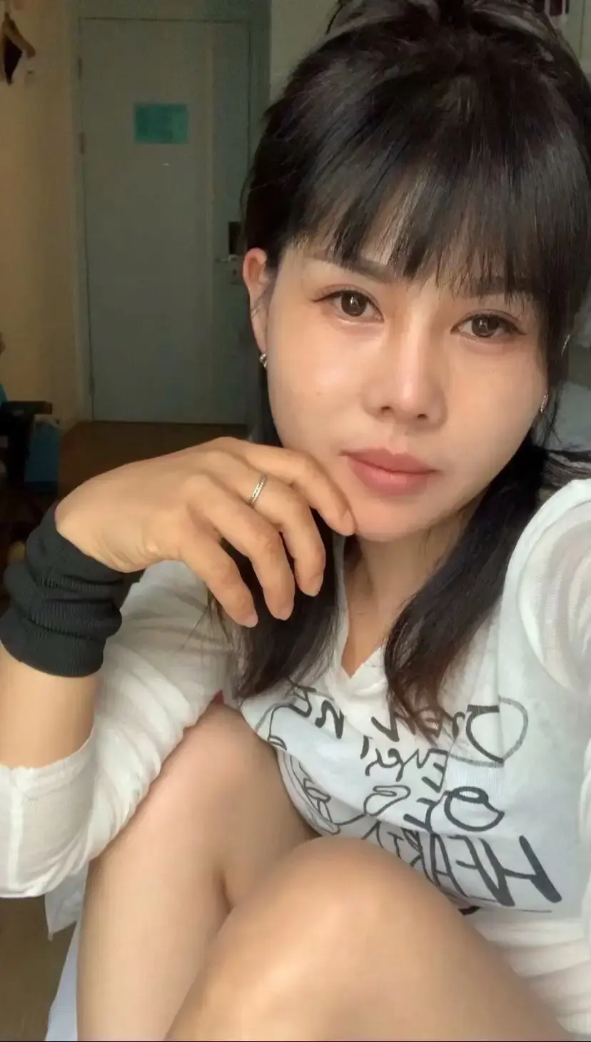 老公外地打工，我留守陪读，他在外像个精神小伙，我在家像个老妈子，一直以...