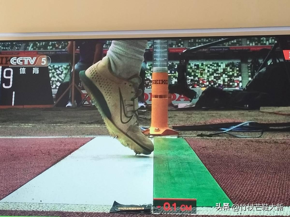 七项全能女子跳远赛场，一位选手三次试跳均犯规。

最后一跳仅超线0.1厘米，肉眼