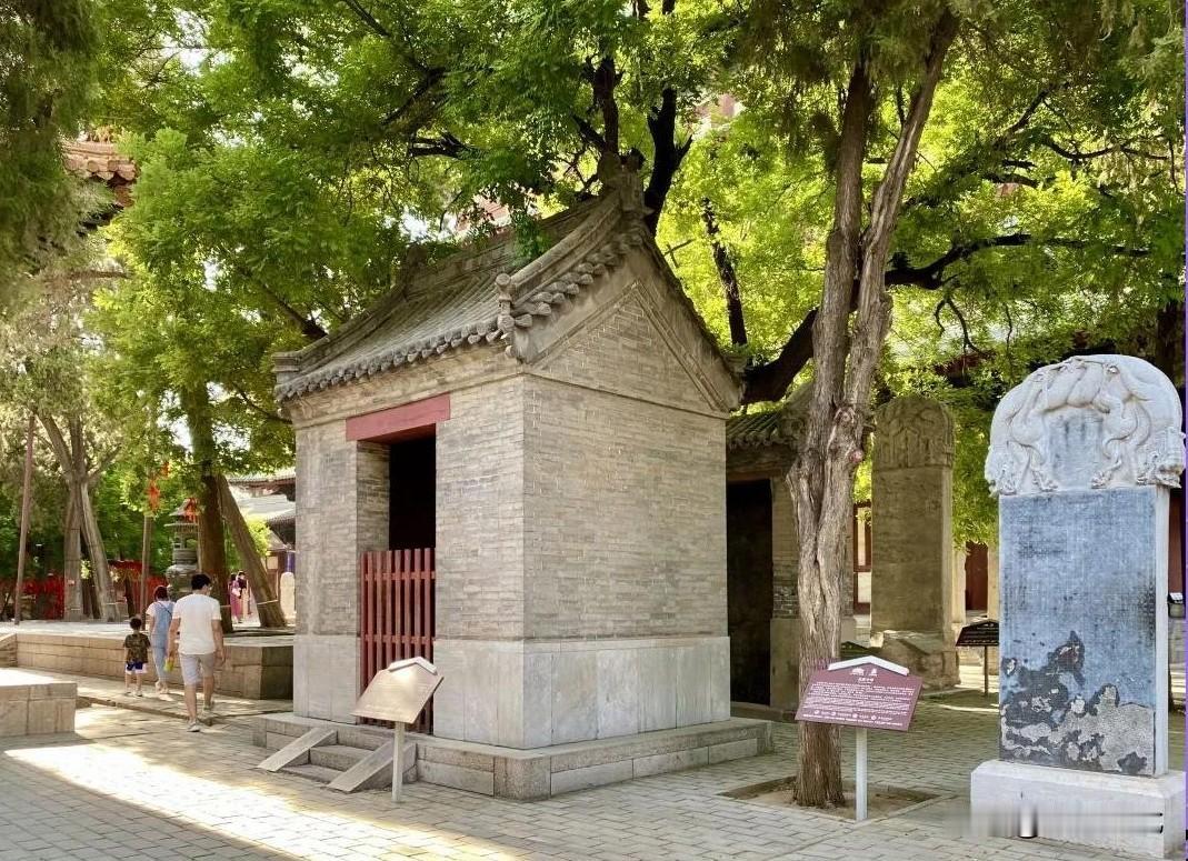 正定城内的隆兴寺始建于隋代开元年间，原来的时候，名字叫做龙藏寺，距离现在已经有1