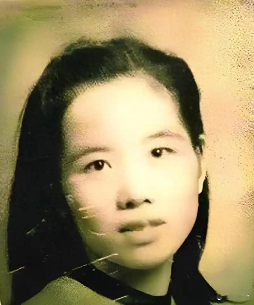她是军统唯一女将军，长相清秀活到了98岁，孙女是家喻户晓的女明星
 
1941年