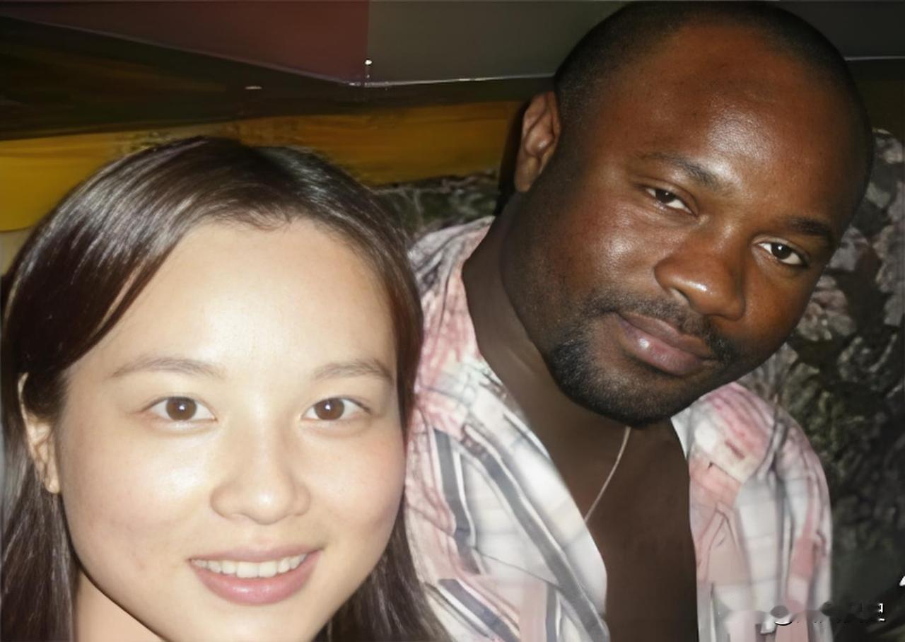 她曾不顾一切嫁给47岁的非洲总统，成为总统夫人。可在她生下两个女儿后，彻底失宠。
