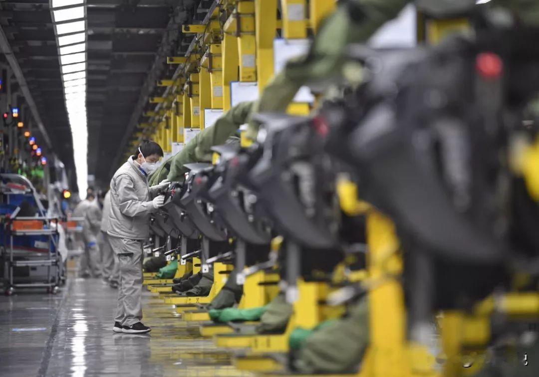 根据我们海关发布的数据，从今年一月份到11月份，我国贸易顺差已突破一万亿美元。这