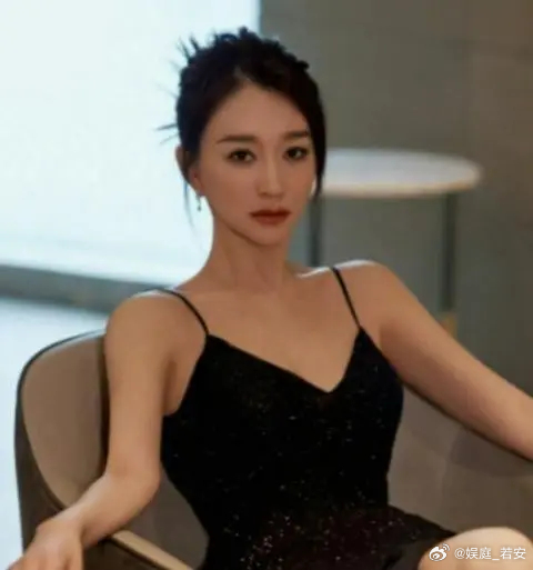 2010年，李小冉被前男友用艾滋针头抵住喉咙，吓得哭着求饶。对方放过她，转身却找