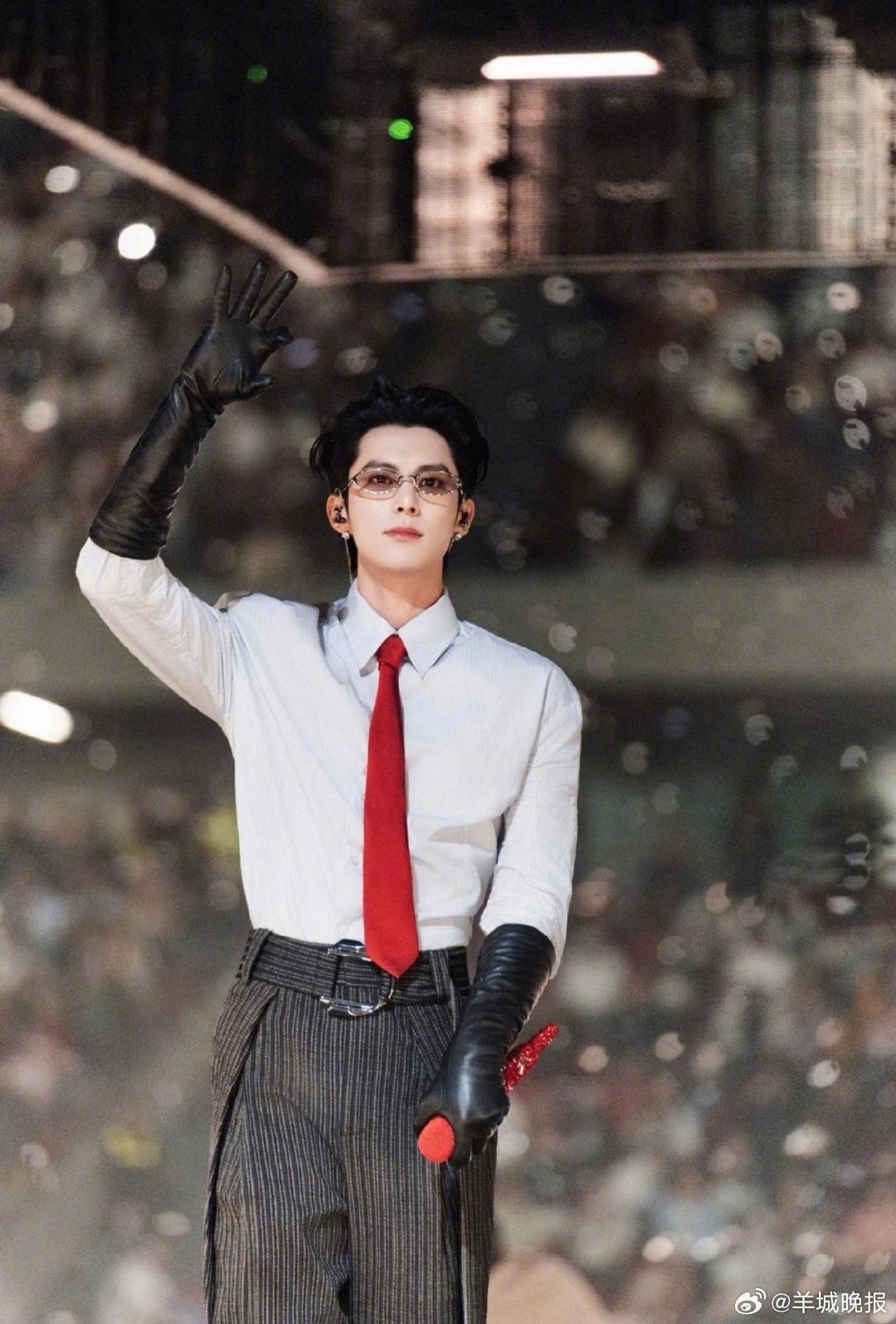 【哪位明星的舞台演出照适合成为你的首选屏保】聚光灯落下，他自成风景。一张封神的舞