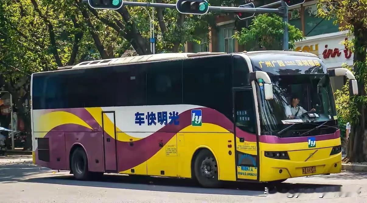 深圳光明快车，也算是当年深圳本地公路客运的一个代表了。车辆主要采用了西沃客车，宇