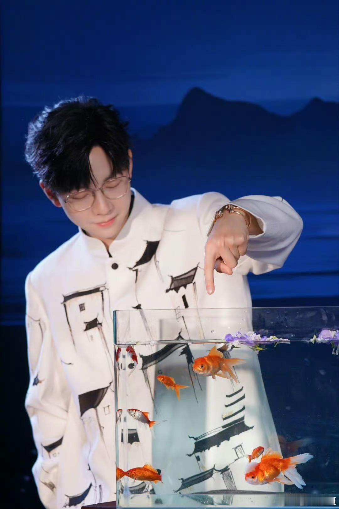 胡夏拜年剧透巡演计划  胡夏用歌声传递新年温情，同时剧透即将开启的巡演之旅，每一