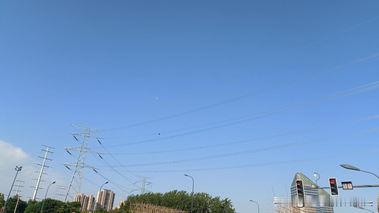 致敬劳动者，远看就普通的输电线路杆塔，仔细看上面很多人在干活，真的很了不起，让人