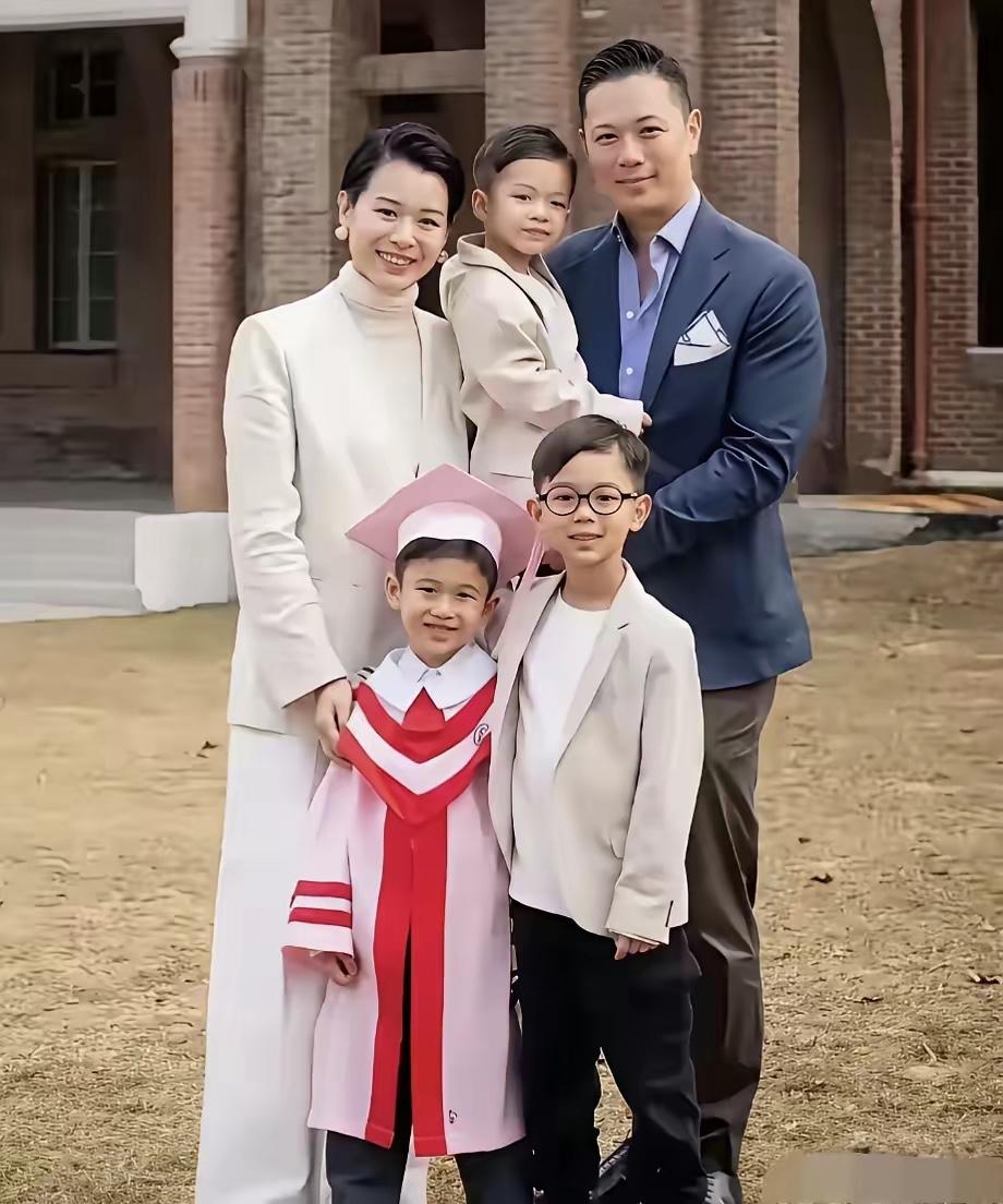 胡杏儿一家五口同框也太幸福了吧！三个儿子完美继承老公李乘德的高颜值，眉眼精致又帅