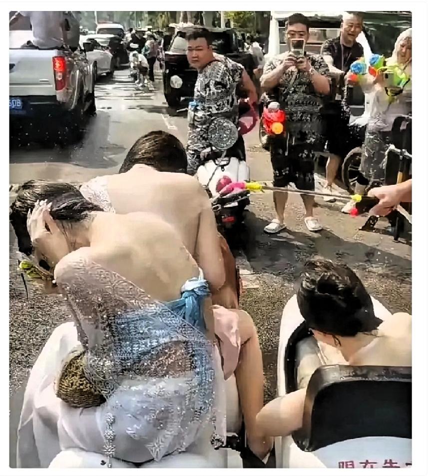 西双版纳泼水节彻底变味！官方已介入，最新进展来了！
 
泼水节刚结束没多久，网上
