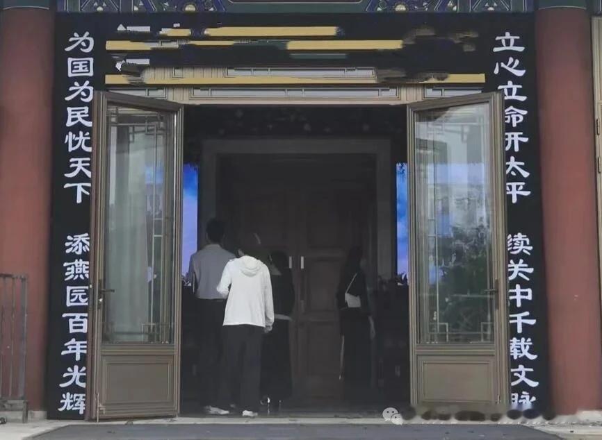 【北大毕业的相互吹捧能力举世无双】

最近有位经济学家去世，有很多纪念文章，当然