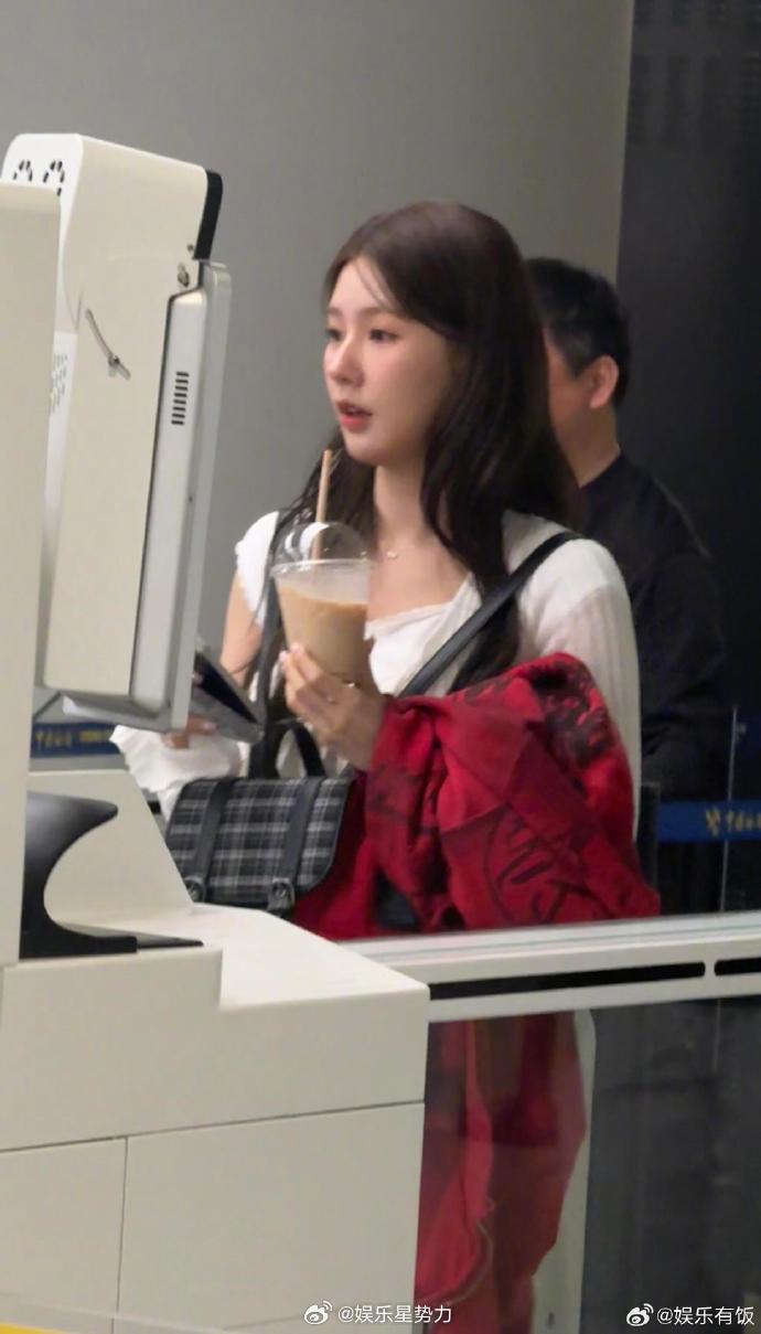 虹桥机场偶遇赵美延 网友虹桥机场偶遇赵美延，人群中闪闪发光的美女，穿搭超级吸睛！