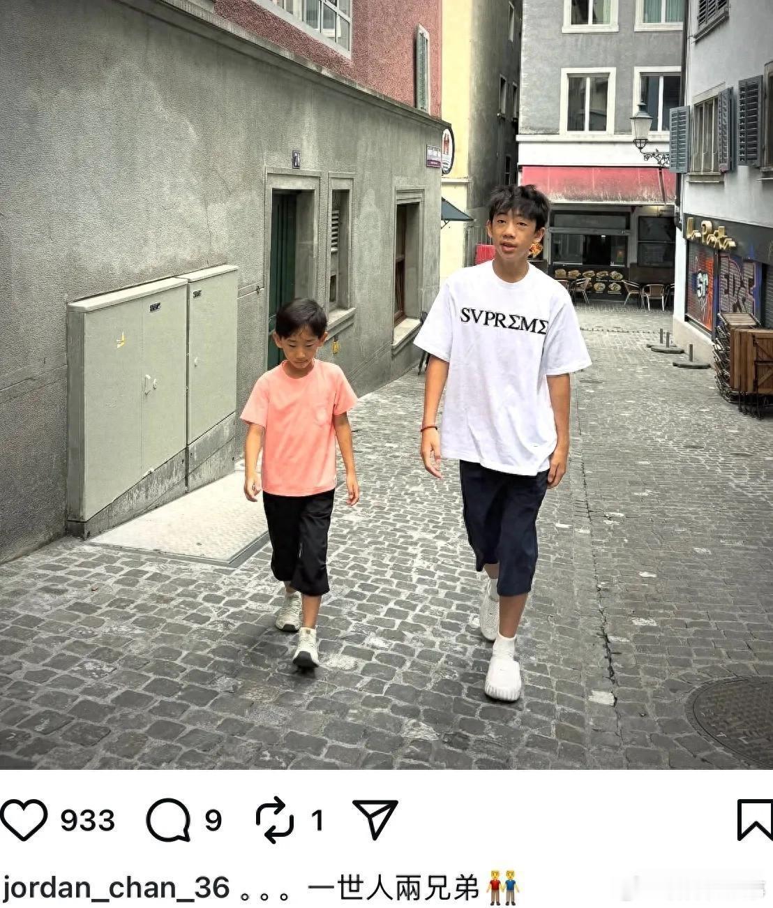 陈小春晒俩儿子同框，6岁HoHo剪掉长发变帅哥，网友：太帅了！ 