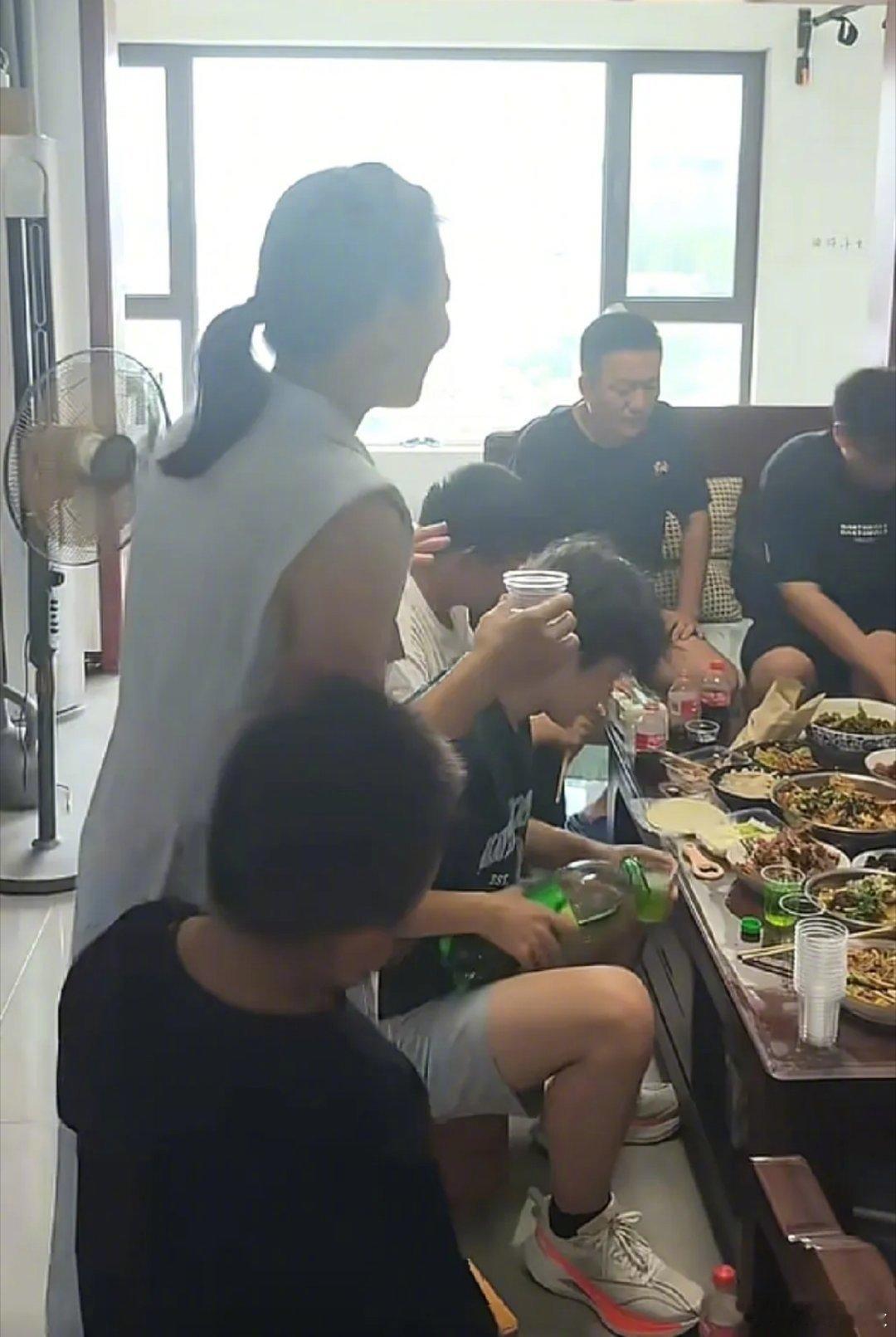 一群男孩提着熟食和饮料，齐刷刷“堵”在了一位女老师家门口。老师开完会回家，看到这