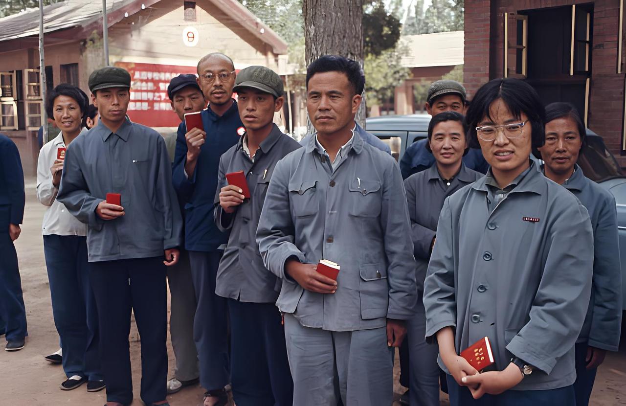 这照片拍于1971年，地点指定是北京。你瞧画面里这群人，清一色穿着朴素的工装，那