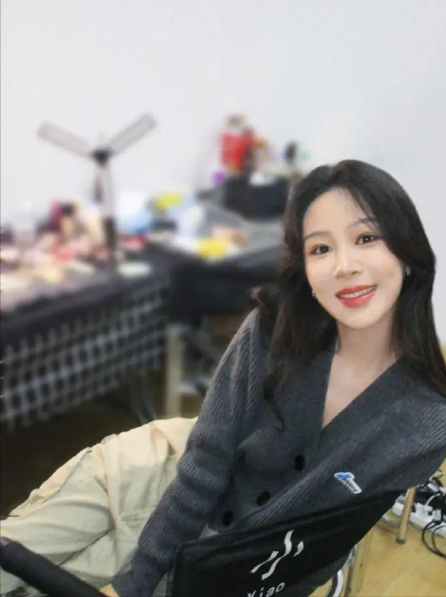 1、鼻姐这次能顺利复出没少的了黄教主的帮助，毕竟夫妻一场，她自然知道黄晓明手里的