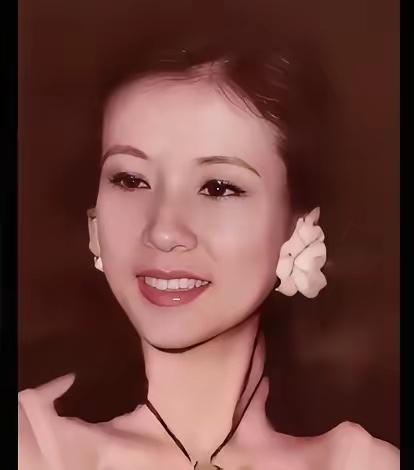 莫何敏仪是谁？莫文蔚的妈妈，


更是被张国荣亲口认证的“最完美的女人”。84岁