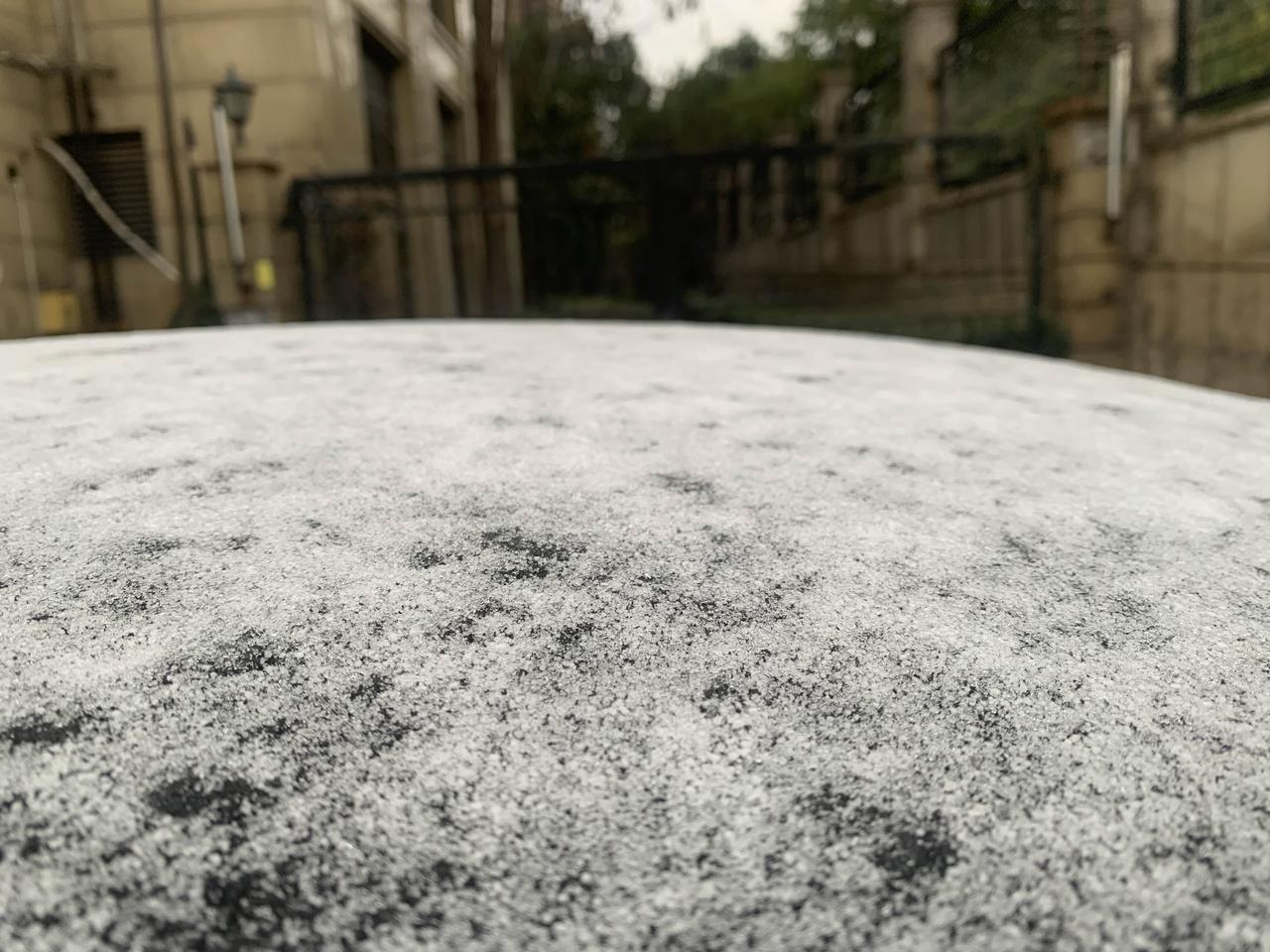 晒图笔记大赛昨晚上下雪了，早上，偶遇车上的积雪，满心欢喜。雪像飘落人间的仙子，让