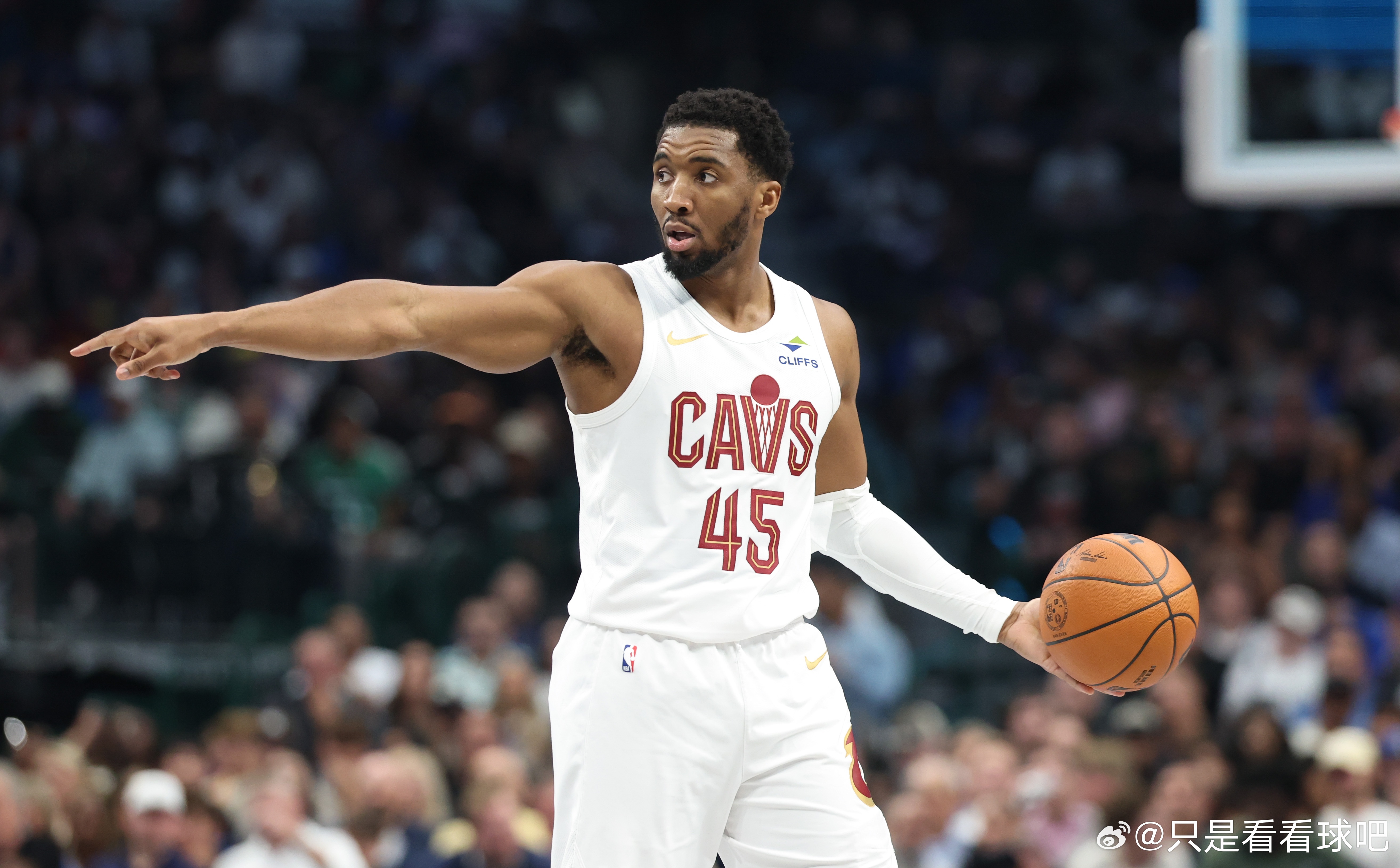 骑士大逆转——哈登，米切尔双核发威骑士迎来三连客最后一场，面对最近状态正佳的鹈鹕