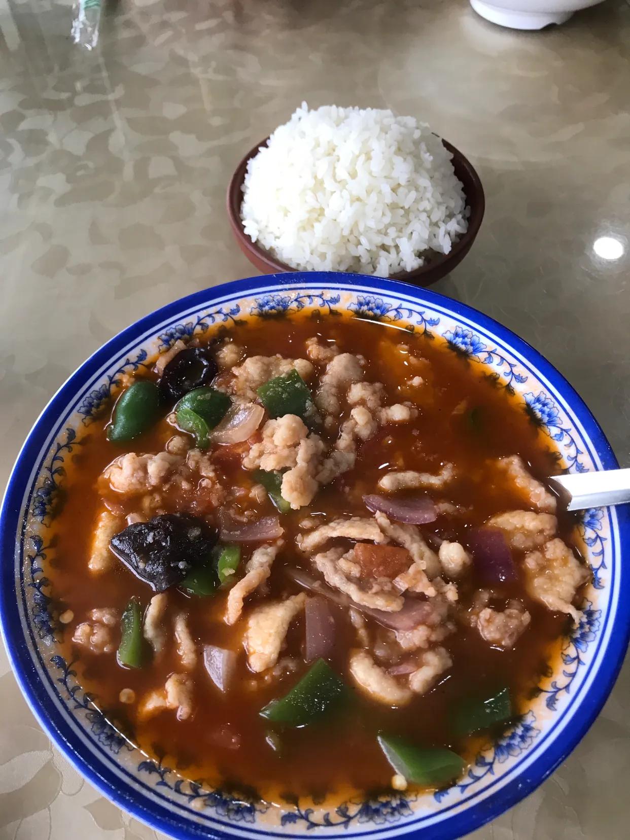 山西晋城特色小吃——过油肉大米

这道菜做法就是先把肉在油锅里炸一下，然后放上木